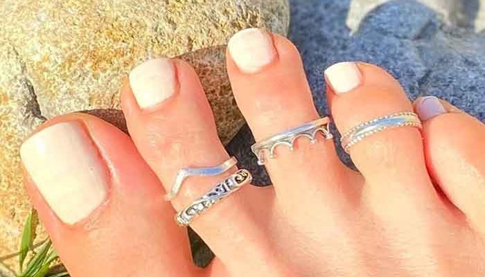 What jewelry with polish on your foot?