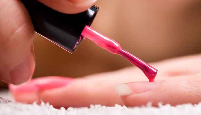 How to apply your nail polish like a real beautician?